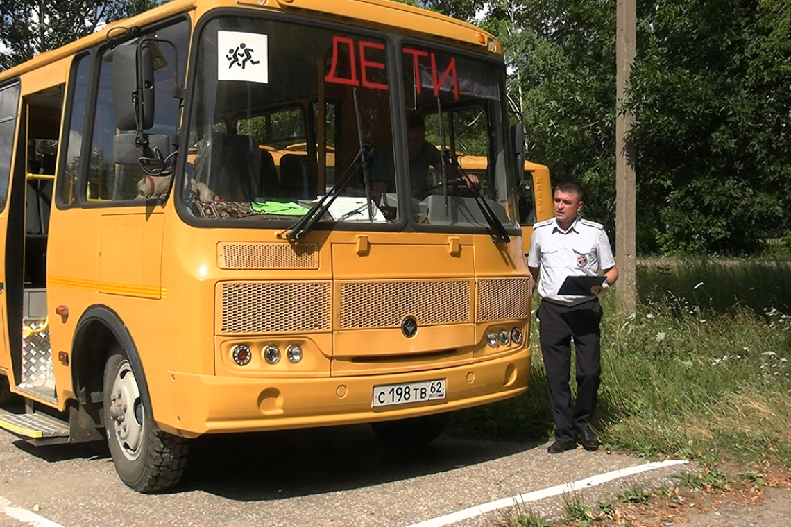 Ежегодный технический осмотр 12 школьных автобусов.